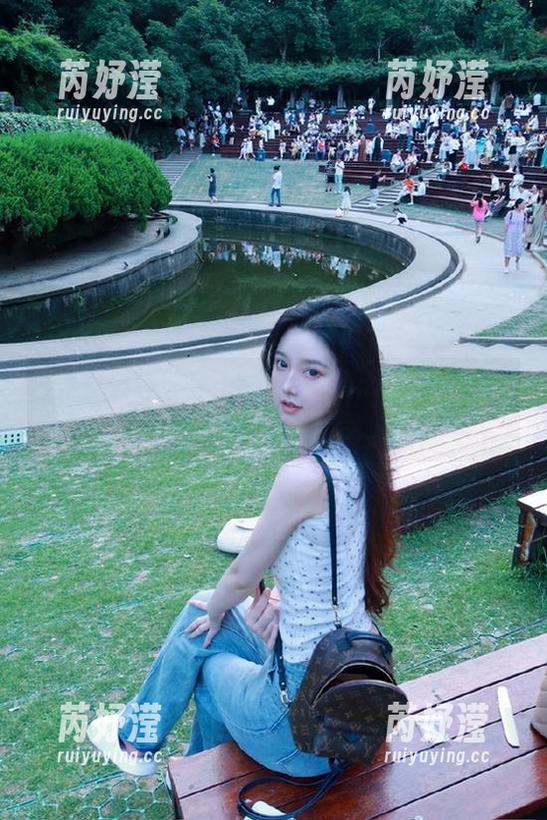 探索自然的灵魂：MiMi Chan户外最新写真作品精彩合集！